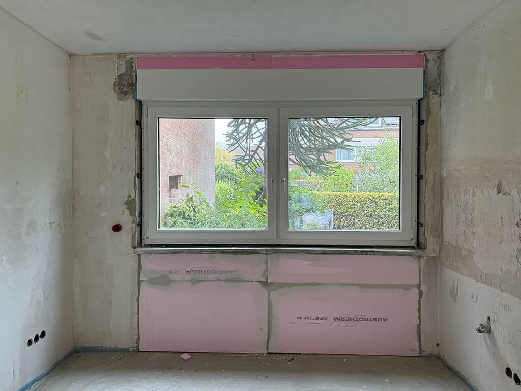 Einbau neuer, moderner Fenster Neue, energieeffiziente Terrassentür im Rahmen eines von der CARDBAU GmbH geplanten und koordinierten Sanierungsprojekts in Düsseldorf-Vennhausen.