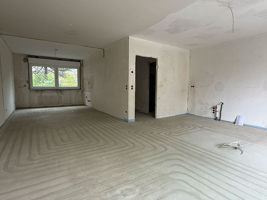 Integration einer modernen Fußbodenheizung durch Fräsen in den vorhandenen Estrich. Nachträglich eingefräste Fußbodenheizung im bestehenden Estrich eines von der CARDBAU GmbH geplanten und koordinierten Sanierungsprojekts in Düsseldorf-Vennhausen.