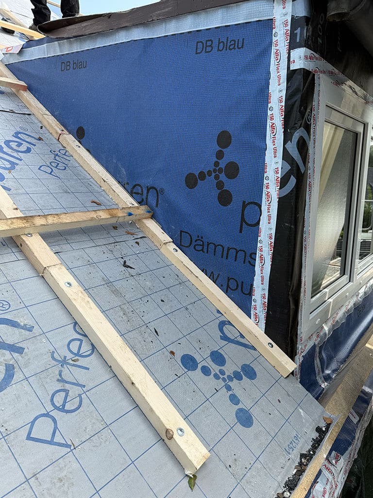 Energetische Modernisierung des Daches Energetische Sanierung einer Dachgaube im Rahmen eines von der CARDBAU GmbH geplanten und koordinierten Sanierungsprojekts in Düsseldorf-Vennhausen.