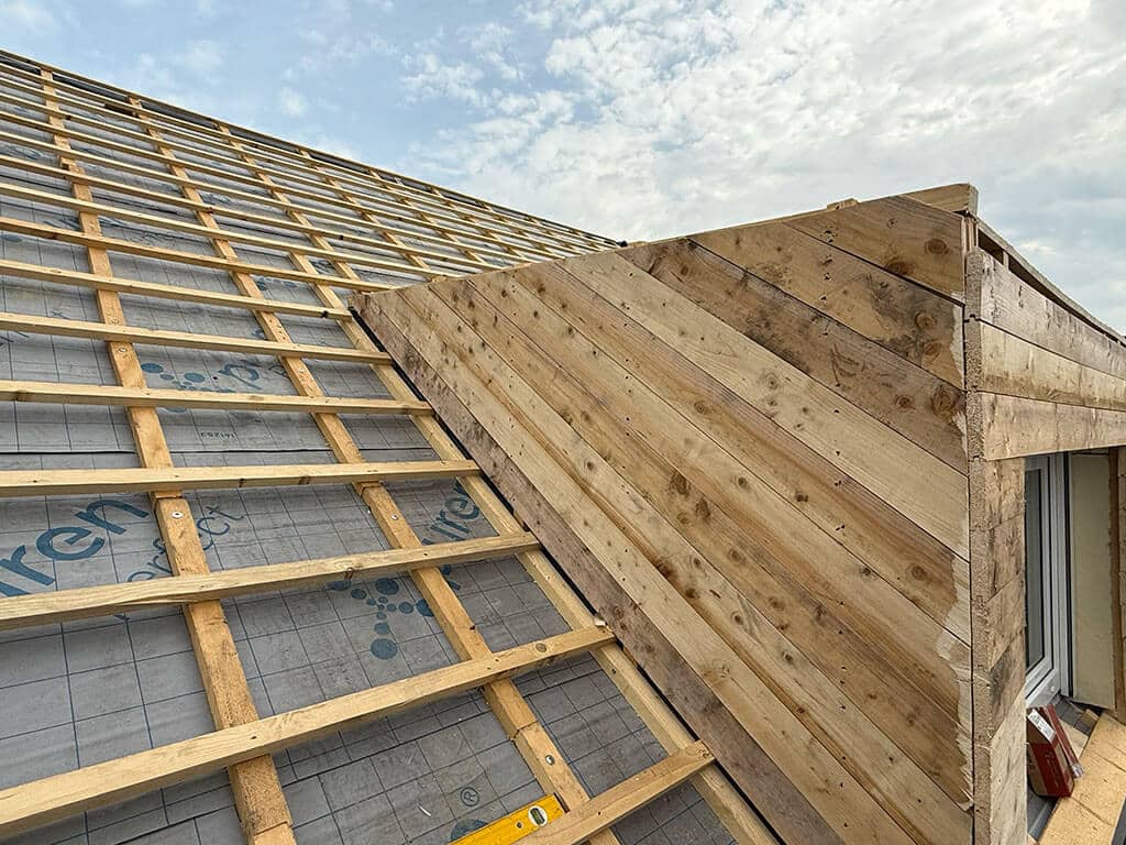 Energetische Modernisierung des Daches. Modernisierte Dachgaube mit vorbereitetem Dachaufbau im Zuge der energetischen Dachsanierung in Düsseldorf-Vennhausen.