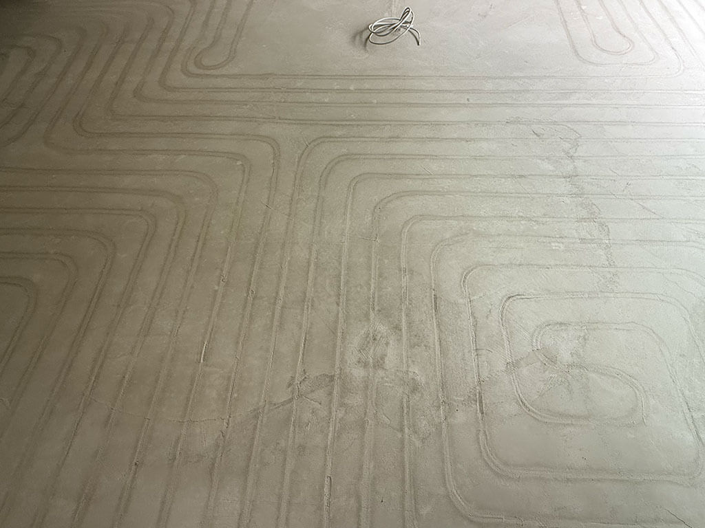 Integration einer modernen Fußbodenheizung durch Fräsen in den vorhandenen Estrich. Nachträglich eingefräste Fußbodenheizung im bestehenden Estrich eines von der CARDBAU GmbH geplanten und koordinierten Sanierungsprojekts in Düsseldorf-Vennhausen.
