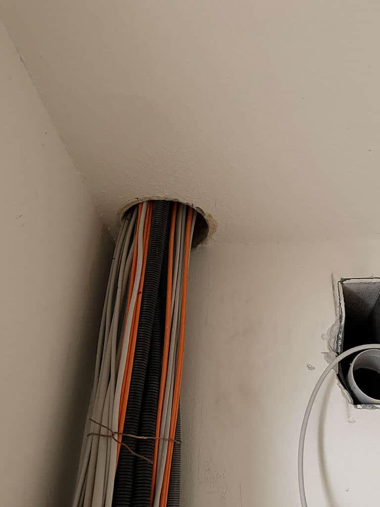 Vorbereitung der technischen Gebäudeinstallation Vorbereitete Installationsleitungen im Rahmen eines von der CARDBAU GmbH geplanten und koordinierten Sanierungsprojekts in Düsseldorf-Vennhausen.