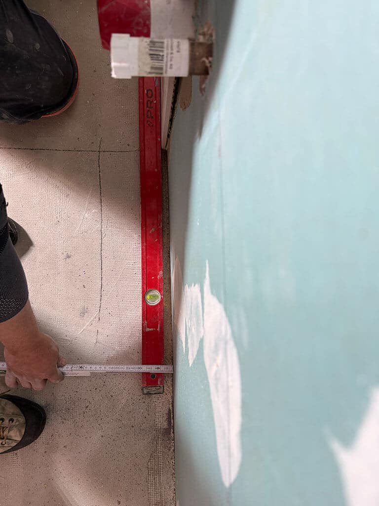 Vermessungsarbeiten im Innenausbau Präzise Vermessungsarbeiten im Rahmen eines von der CARDBAU GmbH geplanten und koordinierten Sanierungsprojekts in Düsseldorf-Vennhausen.