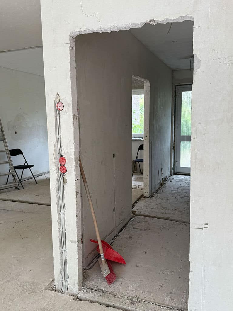 Rohbau nach der Entkernung Elektroinstallationen und vorbereitete Türöffnung im Zuge der Kernsanierung eines Wohngebäudes in Langenfeld.