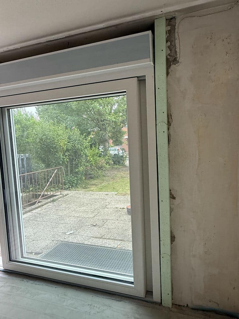 Einbau einer modernen, energieeffizienten Hebe-Schiebetüranlage. Neue, energieeffiziente Hebe-Schiebetüranlage an der Terrasse im Rahmen eines von der CARDBAU GmbH geplanten und koordinierten Sanierungsprojekts in Düsseldorf-Vennhausen.