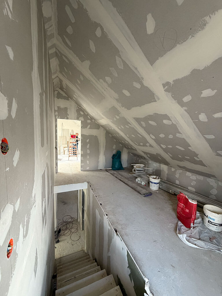 Trockenbauarbeiten im Dachgeschoss. Trockenbauarbeiten im Dachgeschoss mit verspachtelten Gipskartonflächen als Vorbereitung für die weitere Innenraumgestaltung.
